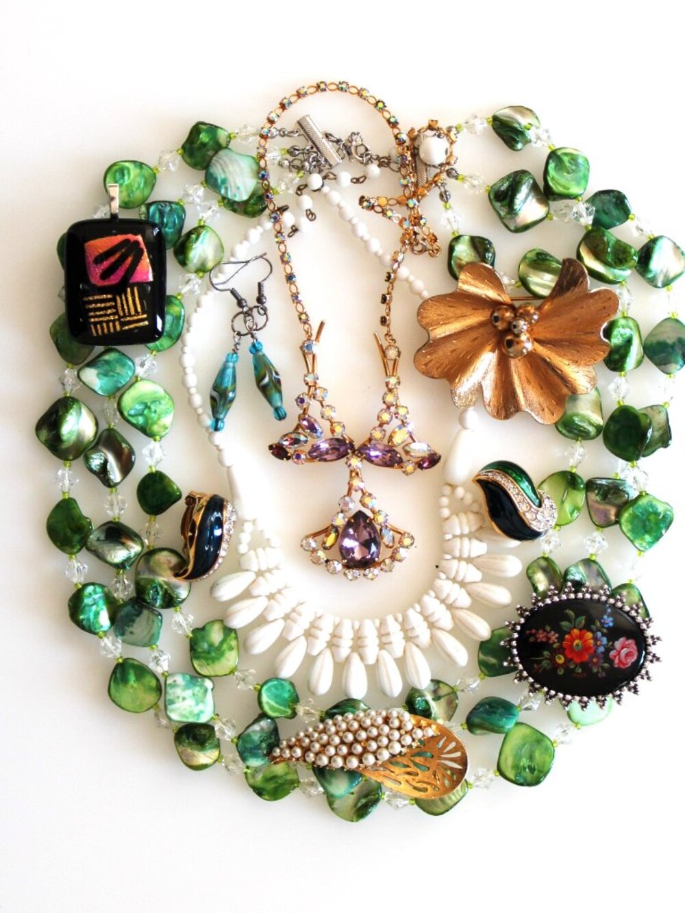 LOT 13. SIGNED AND UNSIGNED VINTAGE JEWELRY, NATURAL STONES, ART GLASS CRYSRALS